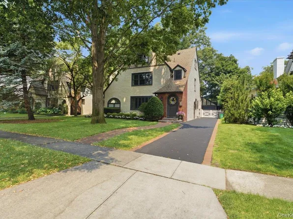 89 Poplar Street, Garden City, NY 11530