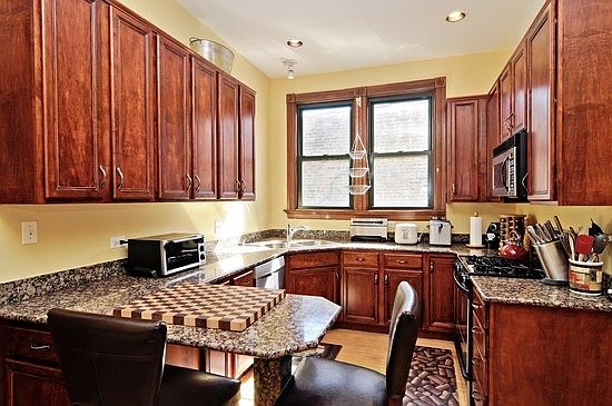 4th image of 3621 N Wilton Ave #3
