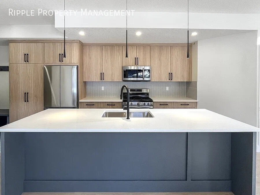 Beautiful 3 Beds, 2.5 Baths Townhouse | Sun-Drenched Luxury In Bowness — Photo 3