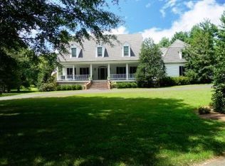 612 Walker Hill Ln, Great Falls, VA 22066