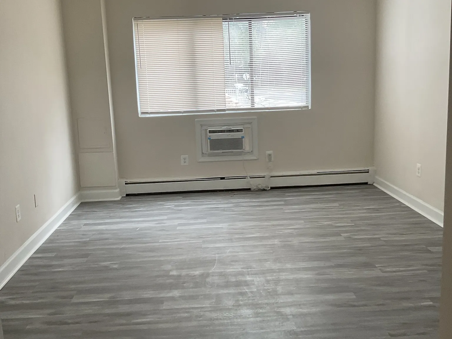 5 bed, 2.0 bath, 1150 sqft, $6,500 — Photo 2