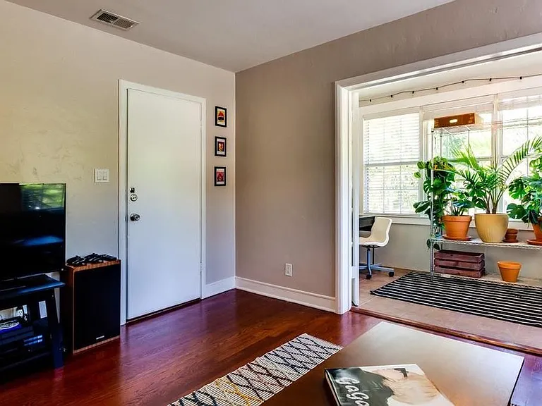 300 12th Ave NE #2 — Photo 9