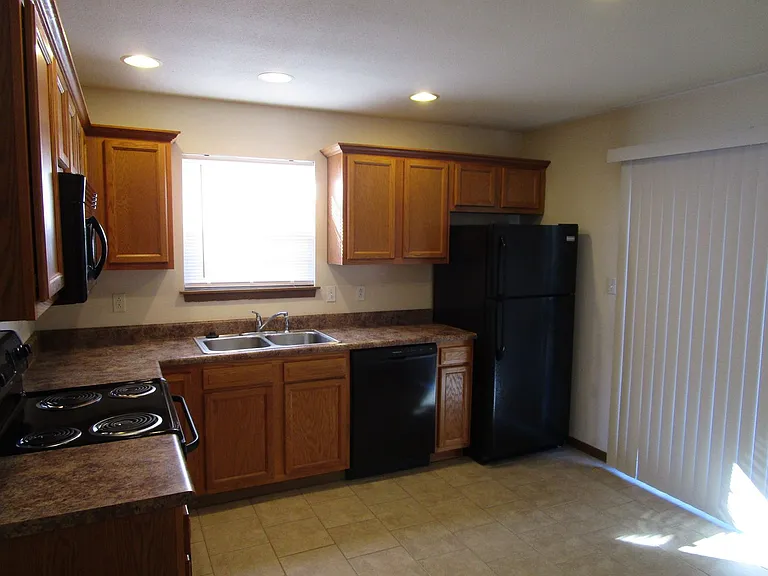 705 - 707 Glenstone Drive — Photo 9