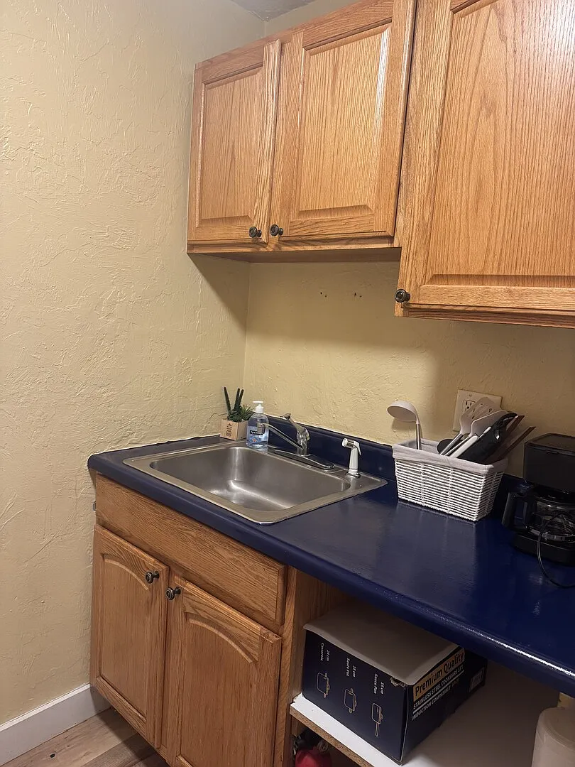 Comfortable and Convenient Downtown location — Photo 4