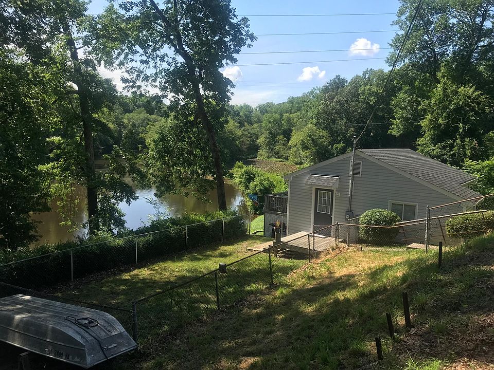 Waterfront 1 bedroom cottage with a deck facing the creek!