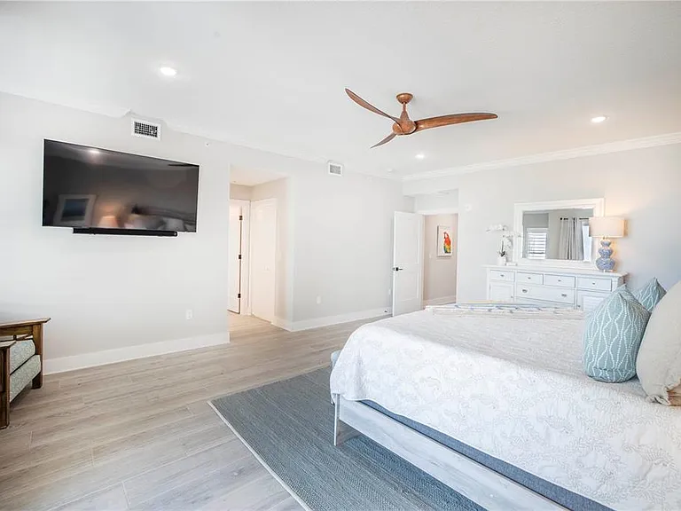 19505 Gulf Blvd #304 — Photo 43