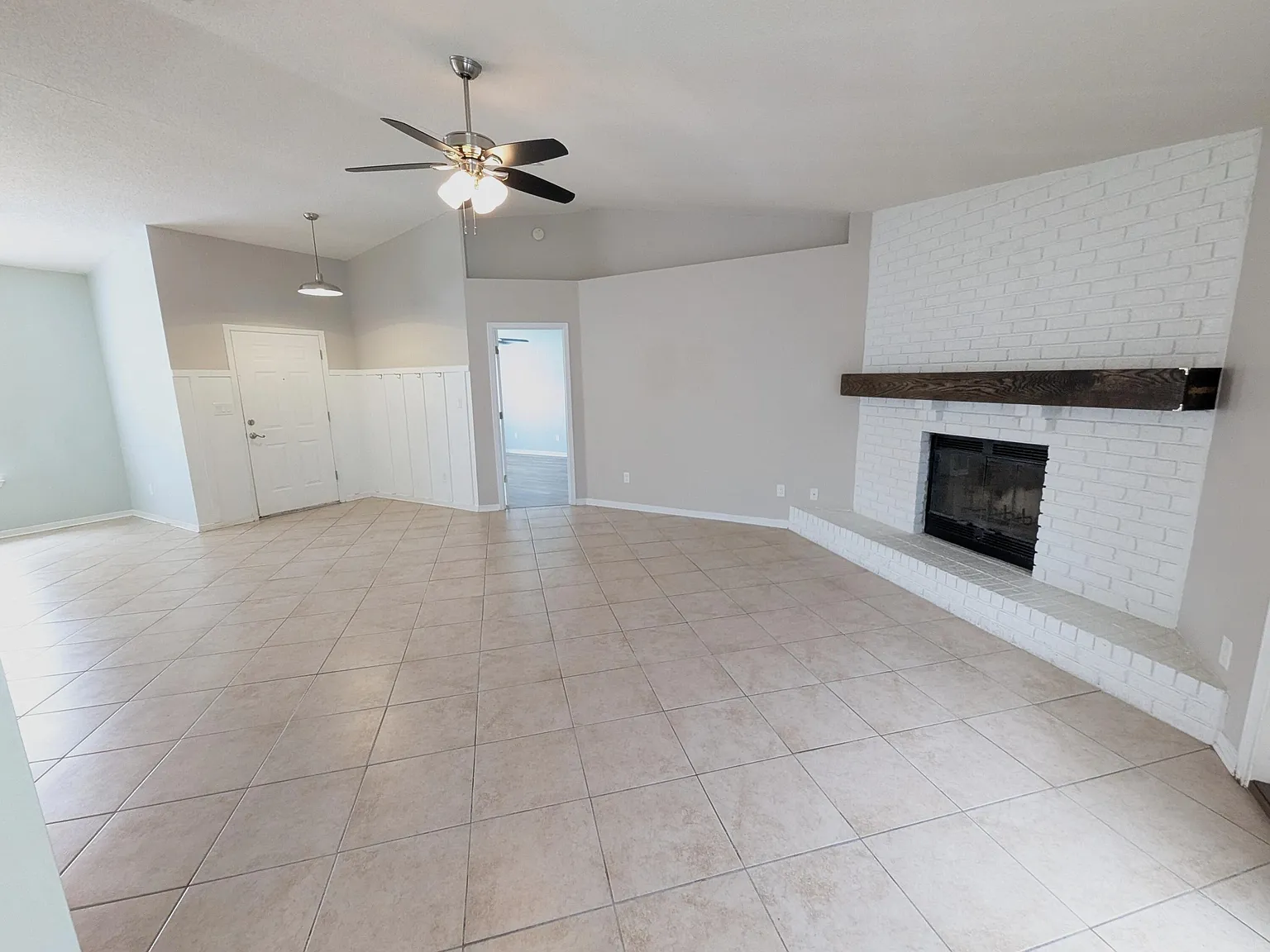 3 bed, 2.0 bath, 1707 sqft, $2,120 — Photo 4