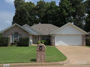 215 Shadow Wood Dr, Palestine, TX 75801
