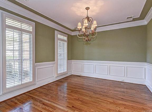 3rd image of 2044 Balmoral Dr
