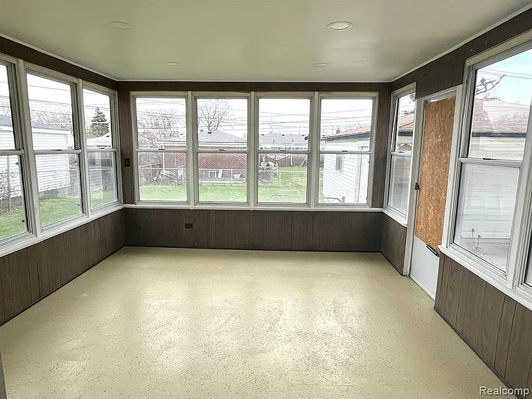 31015 Dorais St — Photo 15