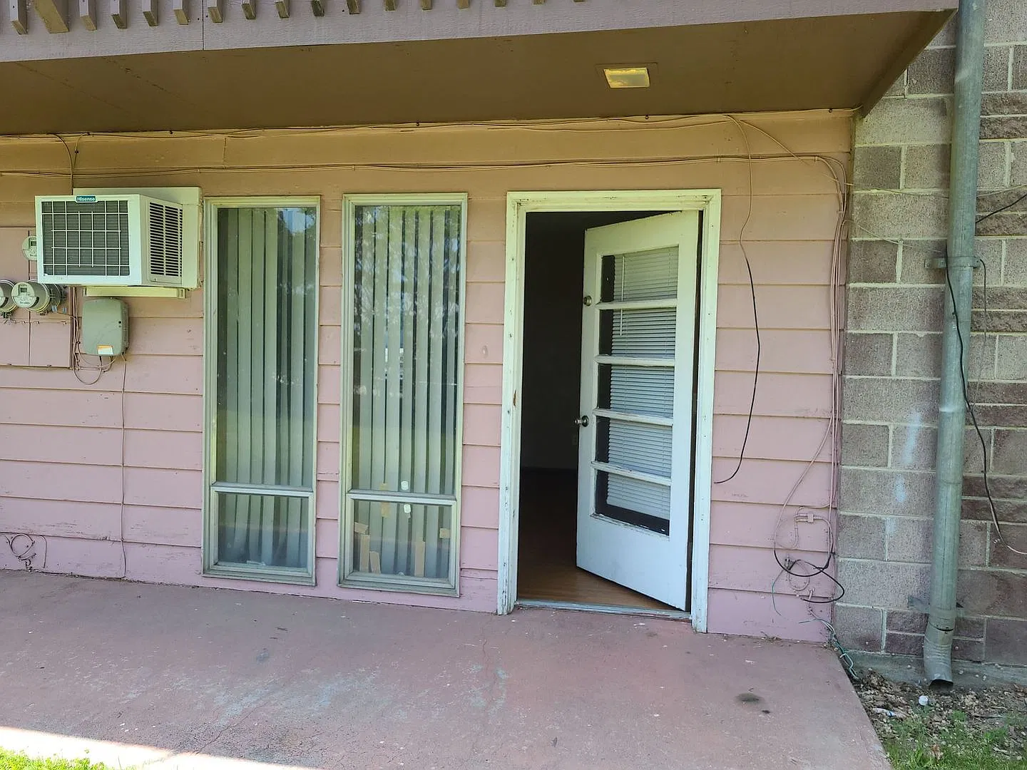 505 W Crest Dr — Photo 3