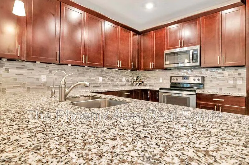 3 bed, 2.5 bath, 1573 sqft, $1,995 — Photo 3