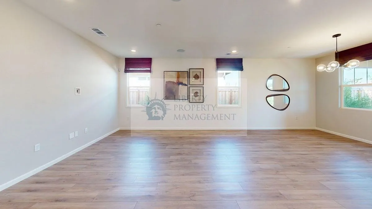 3 bed, 1926 sqft, $2,795 — Photo 3