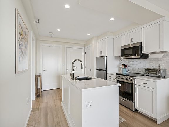 5th image of 16 Navy Rd #127