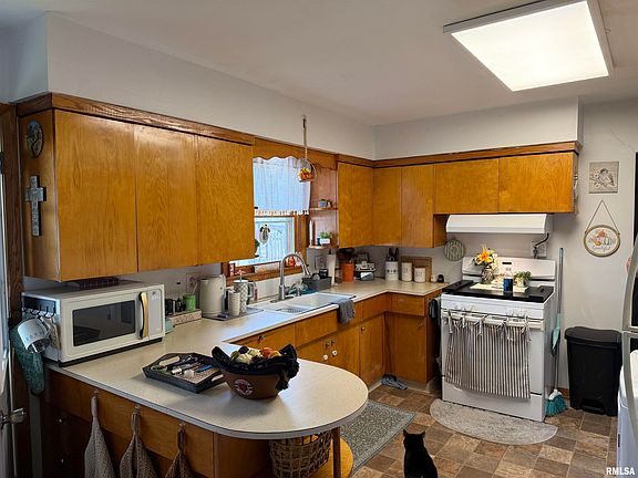 5th image of 208 E Main St
