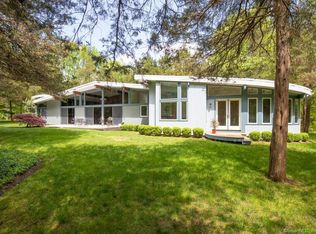 16 Chestnut Ln, Woodbridge, CT 06525