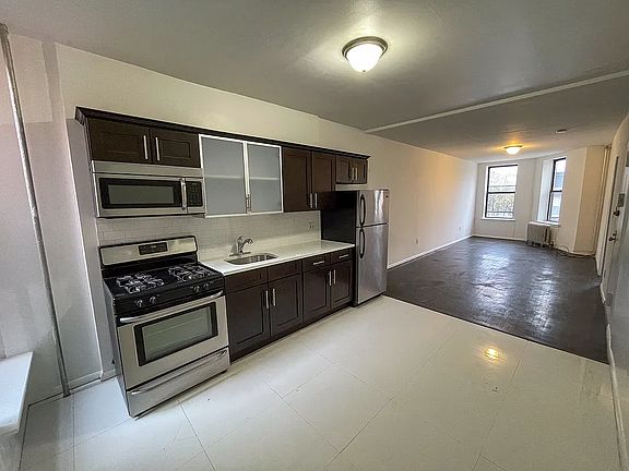2nd image of 927 Putnam Ave #3B