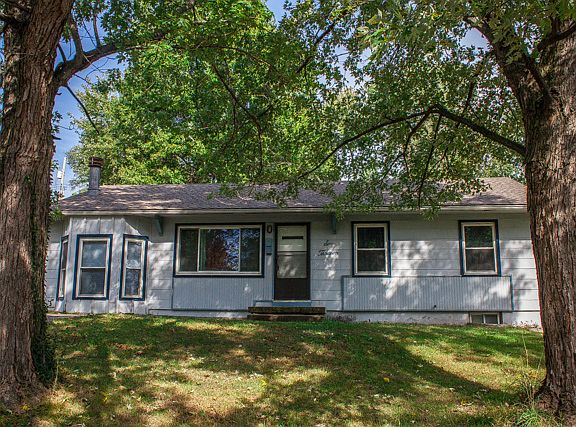 3rd image of 613 N Westwood Ct