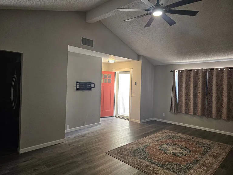 1338 N Loop — Photo 3