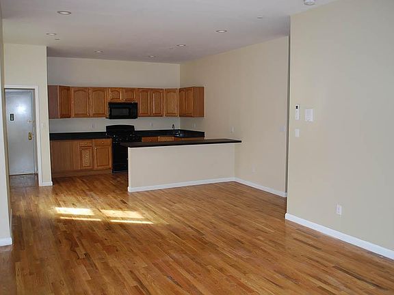 3rd image of 7517 Metropolitan Ave #2