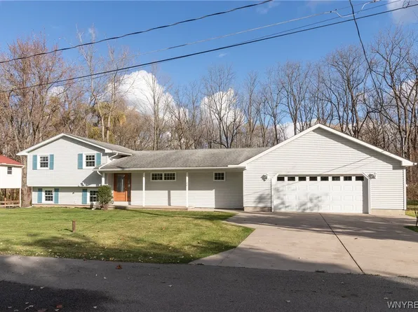 20 Manor Ln, Middleport, NY 14105