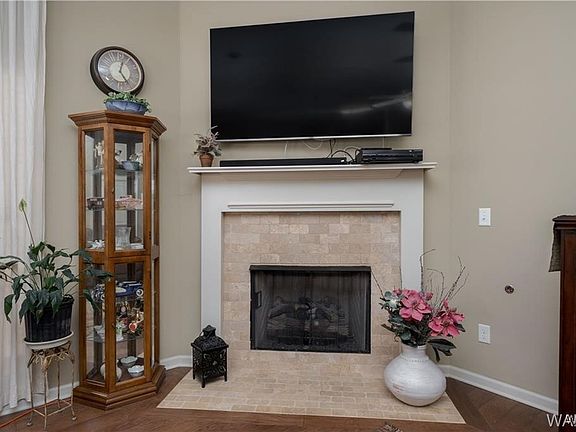 3rd image of 595 Camille Ln