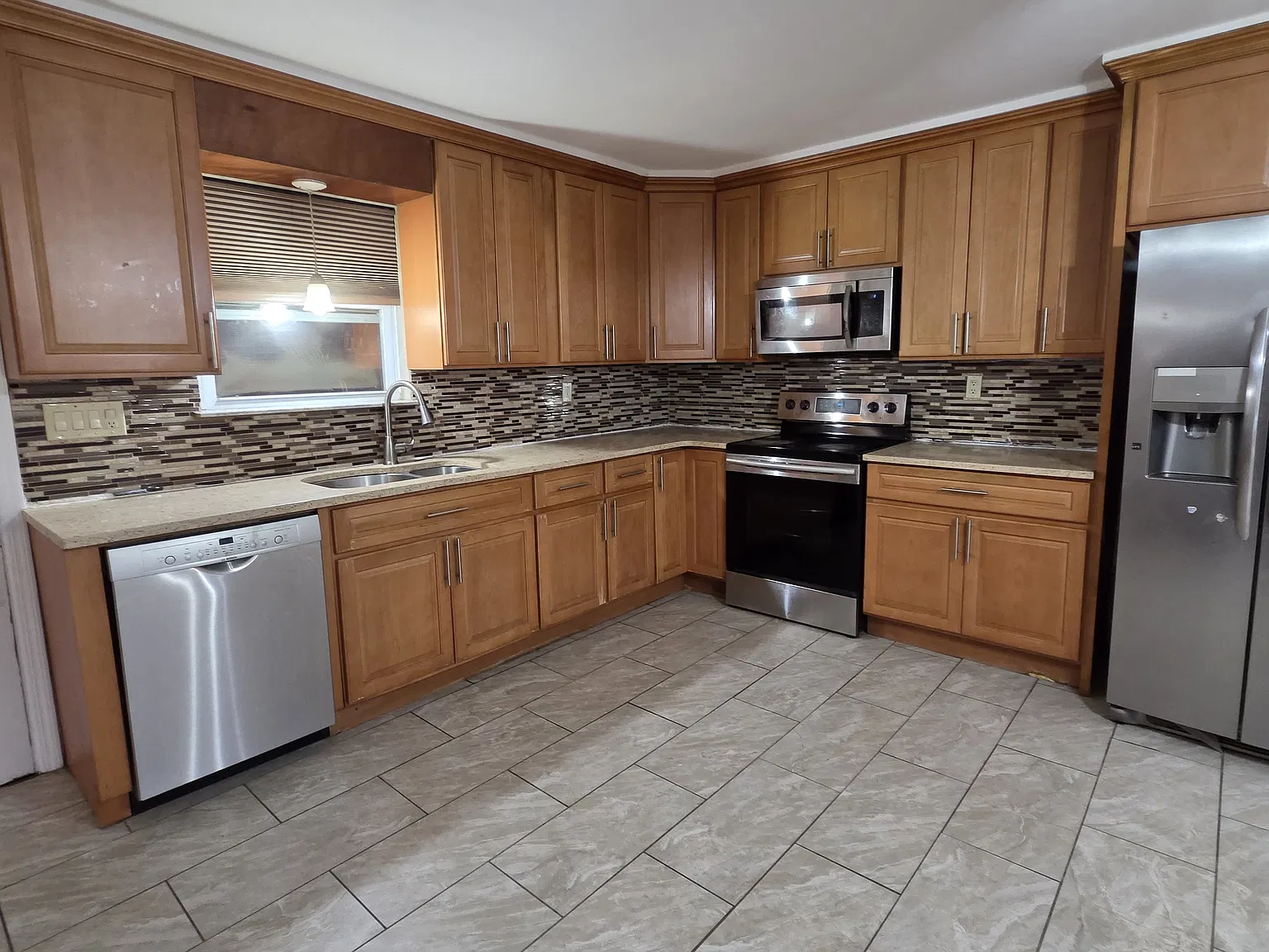 5 bed, 2.5 bath, 1525 sqft, $5,800 — Photo 2