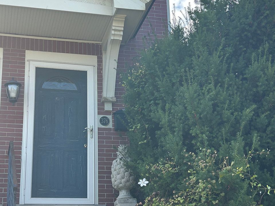 Private front entrance to 376 S. Evaline