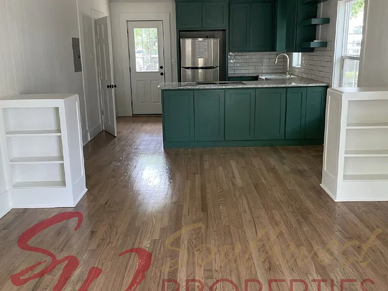 440 E College St — Photo 2