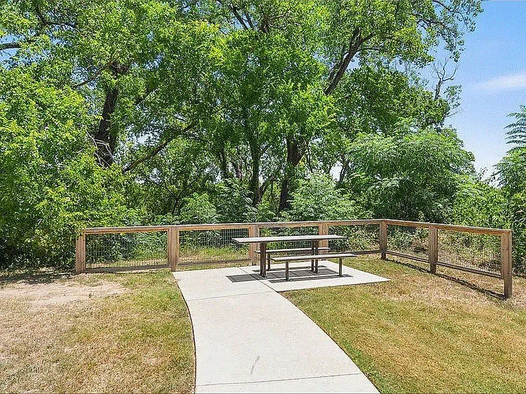 113 Thurston Dr — Photo 55