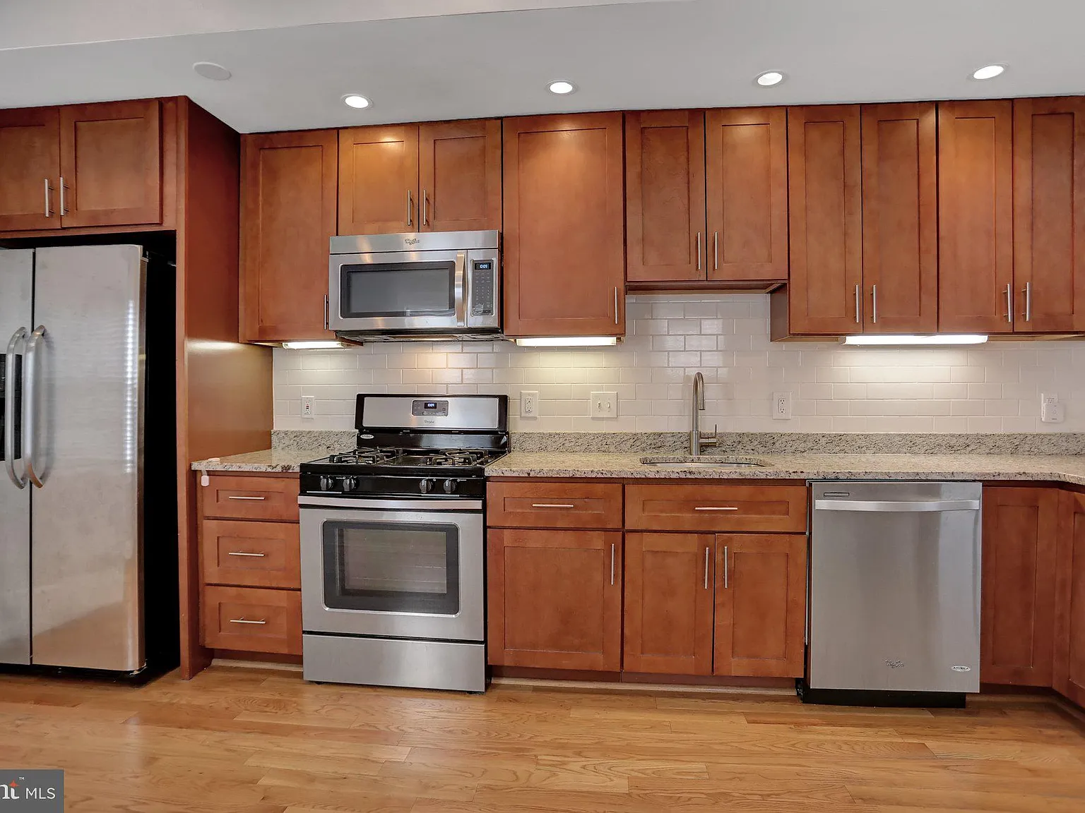 2 bed, 2.0 bath, 2350 sqft, $2,600 — Photo 4