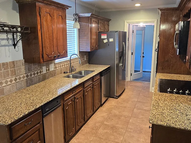 500 Northpark Dr — Photo 2