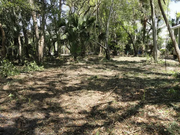 257 7th St, Apalachicola, FL 32320
