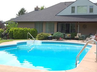 4211 Oak Tree Cir, Rochester, MI 48306