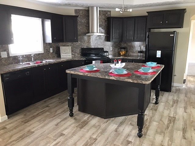 Grand Kitchen f island w tons of storage