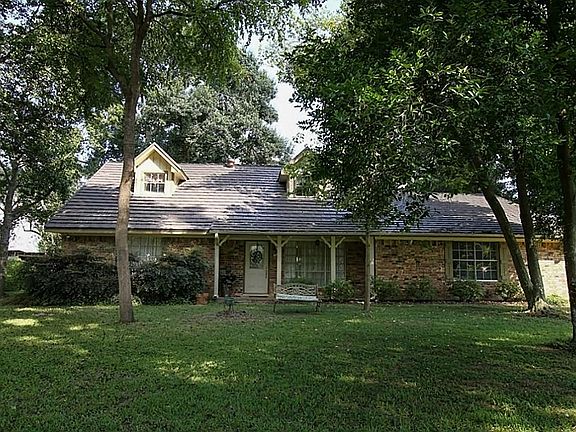 View of the main house on the property, look at all the wonderful shade trees!