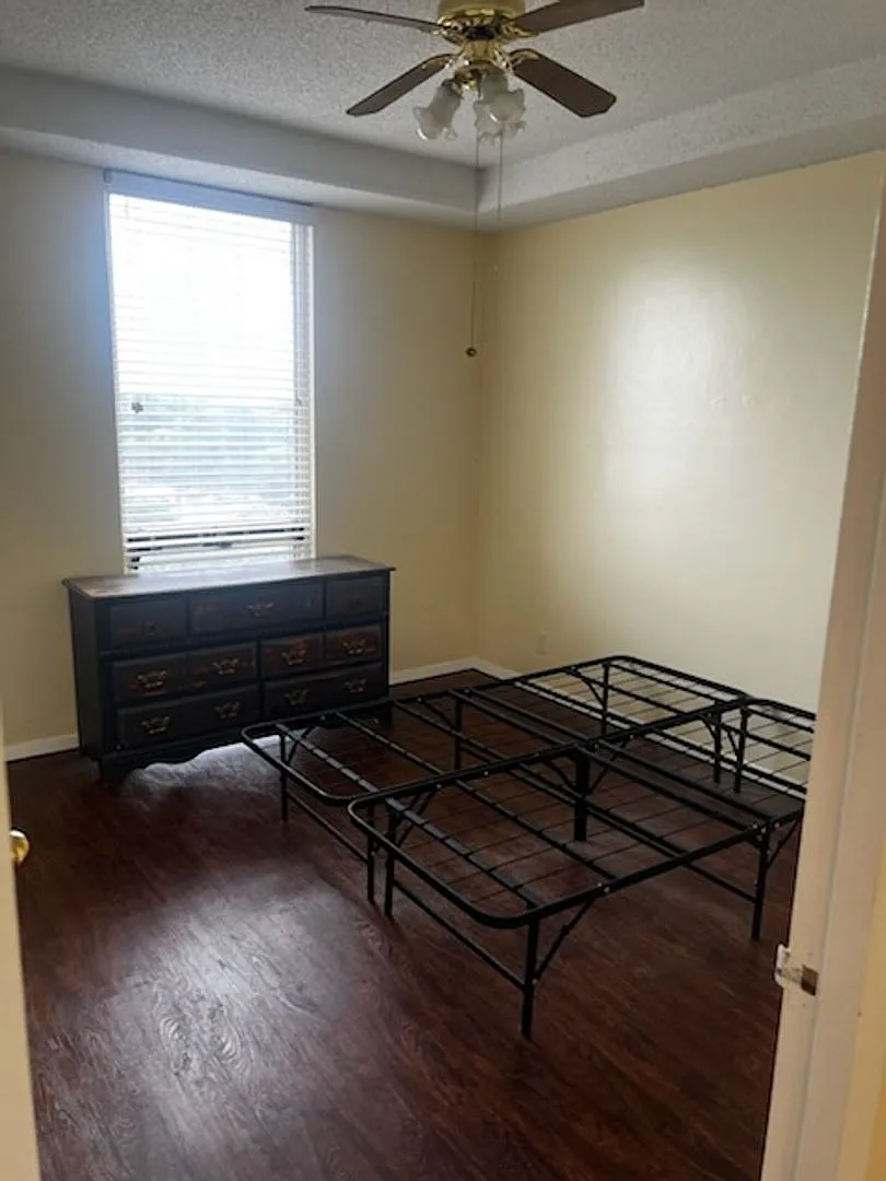 Midtown High Rise Apartment Available Now — Photo 2