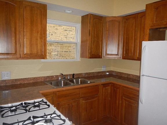 3rd image of 2940 N Avers Ave #1