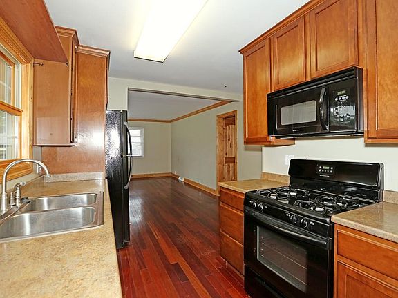 4th image of 213 Bennett St