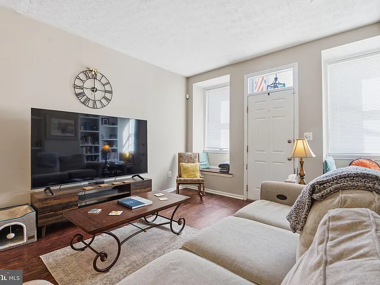 116 W Clement St — Photo 2
