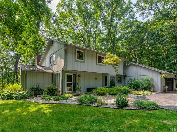 3833 Green Hills Dr, Pinckney, MI 48169