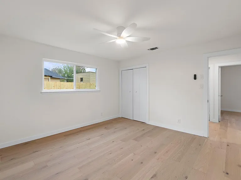 902 Warrington Dr — Photo 15