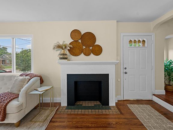 3rd image of 6838 Roe St