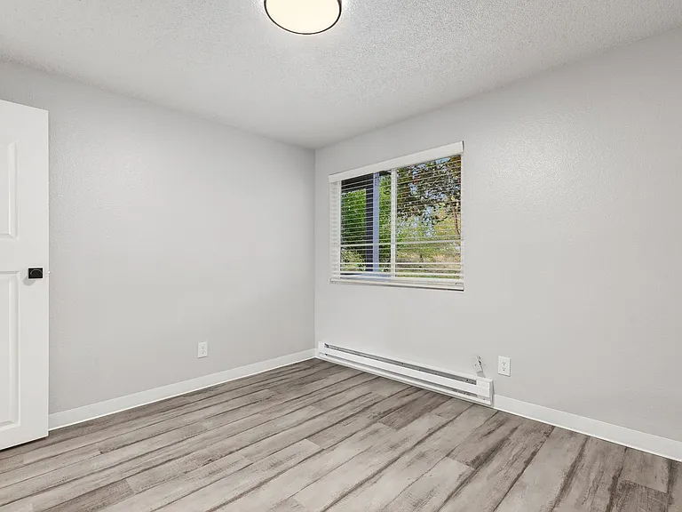 2550 N Vassault St — Photo 43