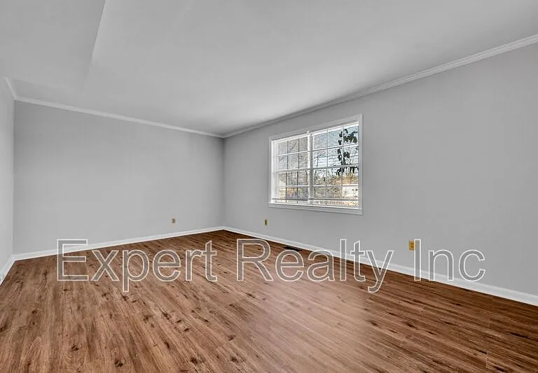 822 Linbard Ln — Photo 3