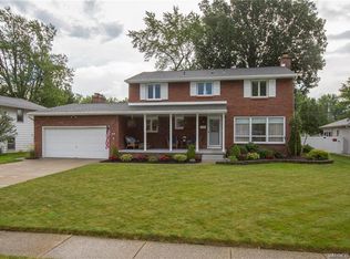 52 Red Oak Dr, Williamsville, NY 14221