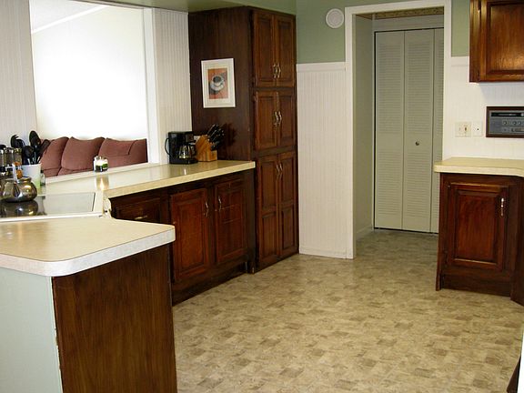 3rd image of 7698 Skylark Dr SE