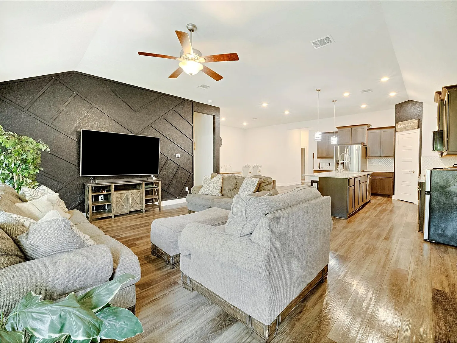 4 bed, 3.0 bath, 2199 sqft, $2,385 — Photo 3