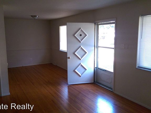 3rd image of 5 Hammes Dr