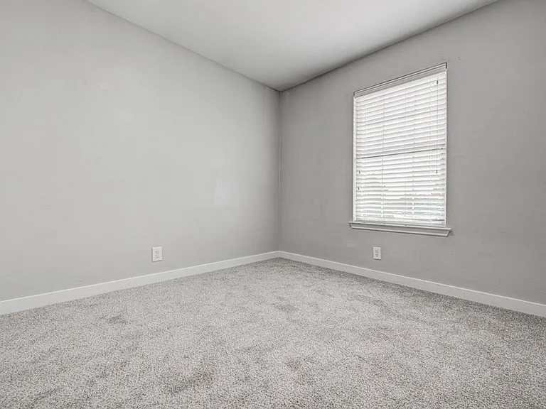 1302 Crete Ln — Photo 14